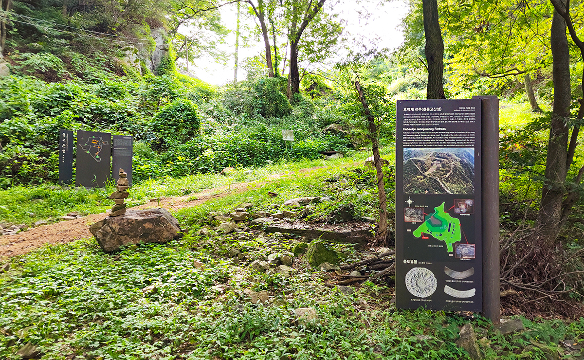 동고사 주변의 오르막 산길과 사찰 풍경을 함께 보여주는 사진입니다.