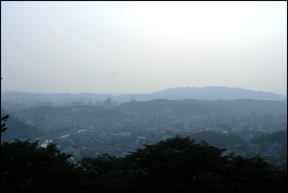 동고사에서 내려다본 전주시가지와 주변 산줄기의 전망입니다.