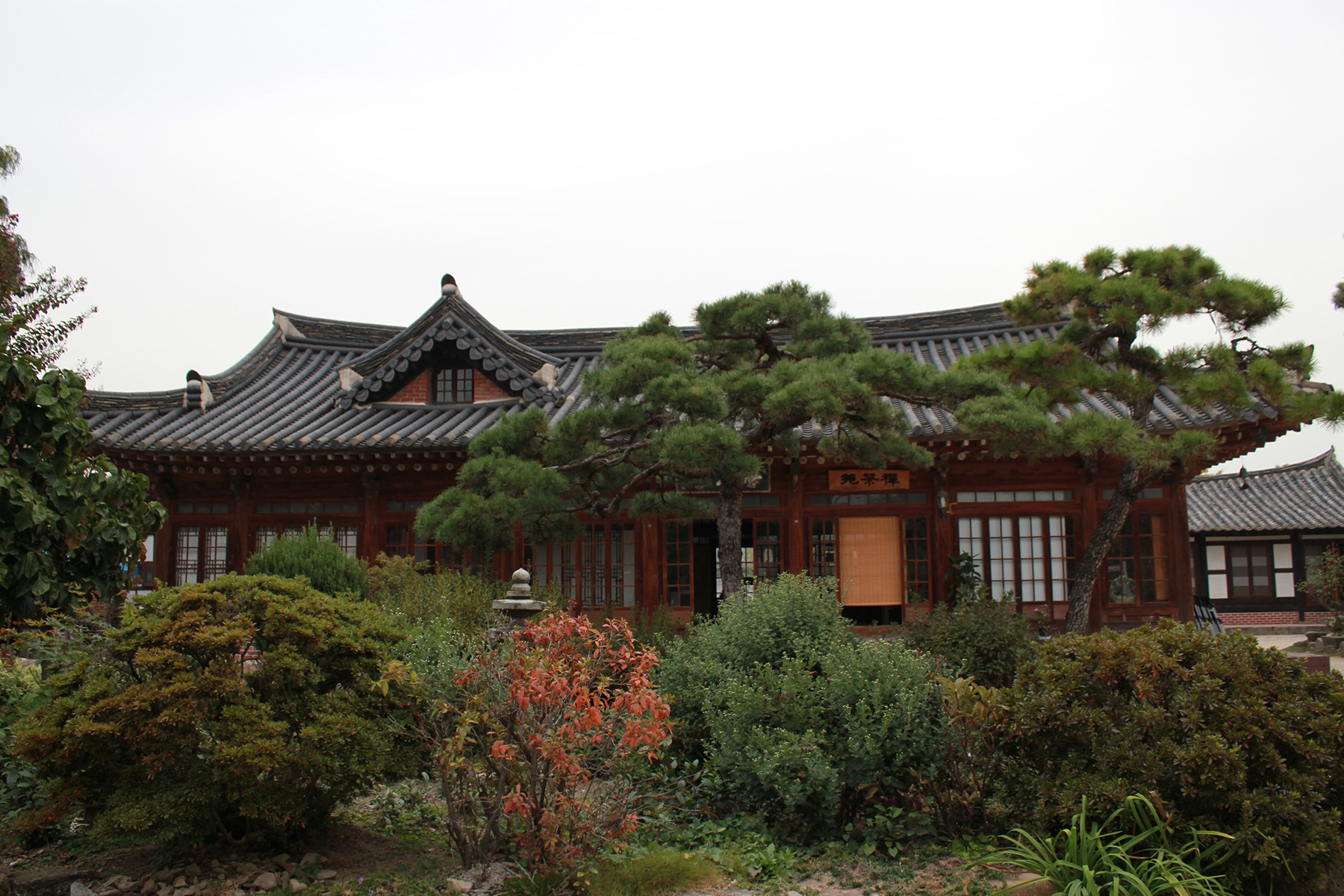 전주 향교길 45에서 만나는 학인당의 99칸 기억