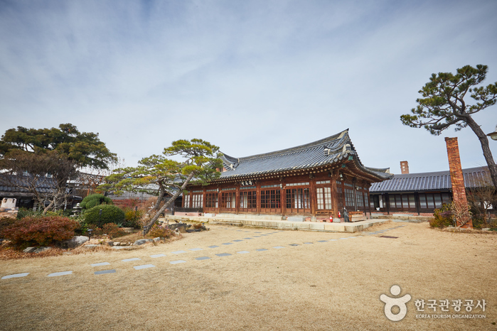 학인당 본채 내부와 전통 한옥 공간을 보여 주는 모습입니다.