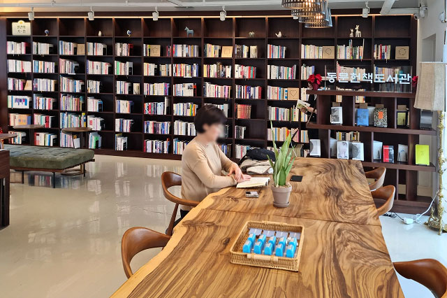 전주 동문예술거리의 옛 문화 골목 분위기를 보여주는 사진입니다.