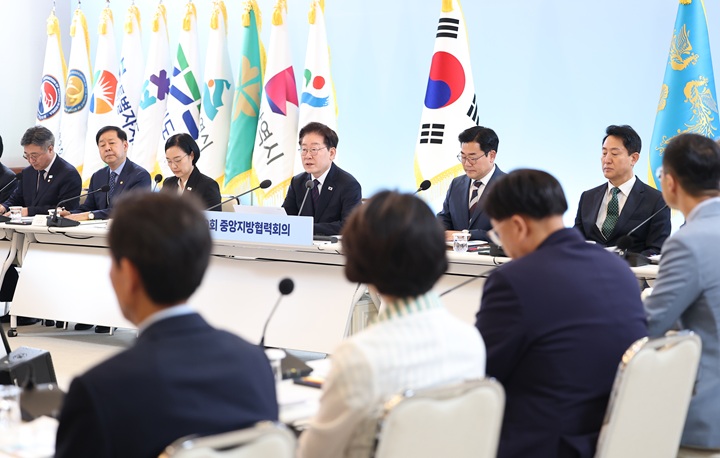 동문헌책도서관과 헌책 문화가 이어지는 동문거리 풍경입니다.