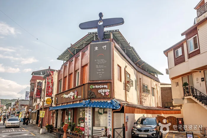전주한옥마을과 가까운 동문예술거리의 골목 풍경입니다.