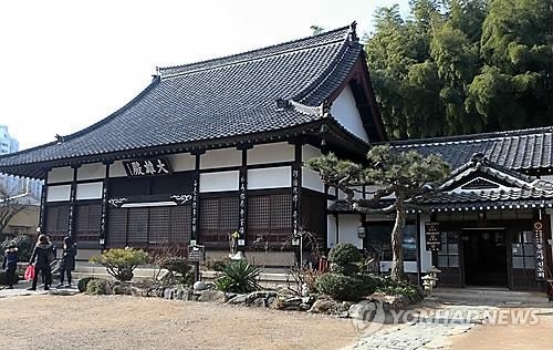 군산 금광동 골목 안에 자리한 동국사 경내 전경입니다.