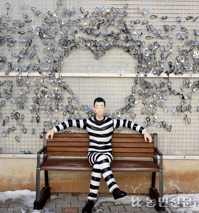 자물쇠로 하트 모양을 만든 익산 교도소 세트장 포토존입니다.