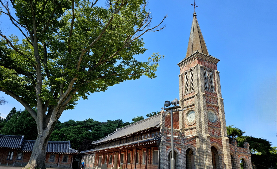 금강 끝 화산에 남은 한옥 고딕 성당, 나바위 성당