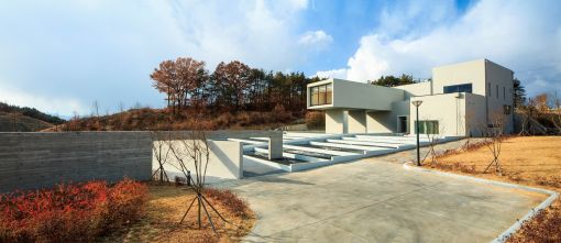 How to See Artworks, Books, and the Jirisan Ridge Together at Namwon Municipal Kim Byung-jong Art Museum