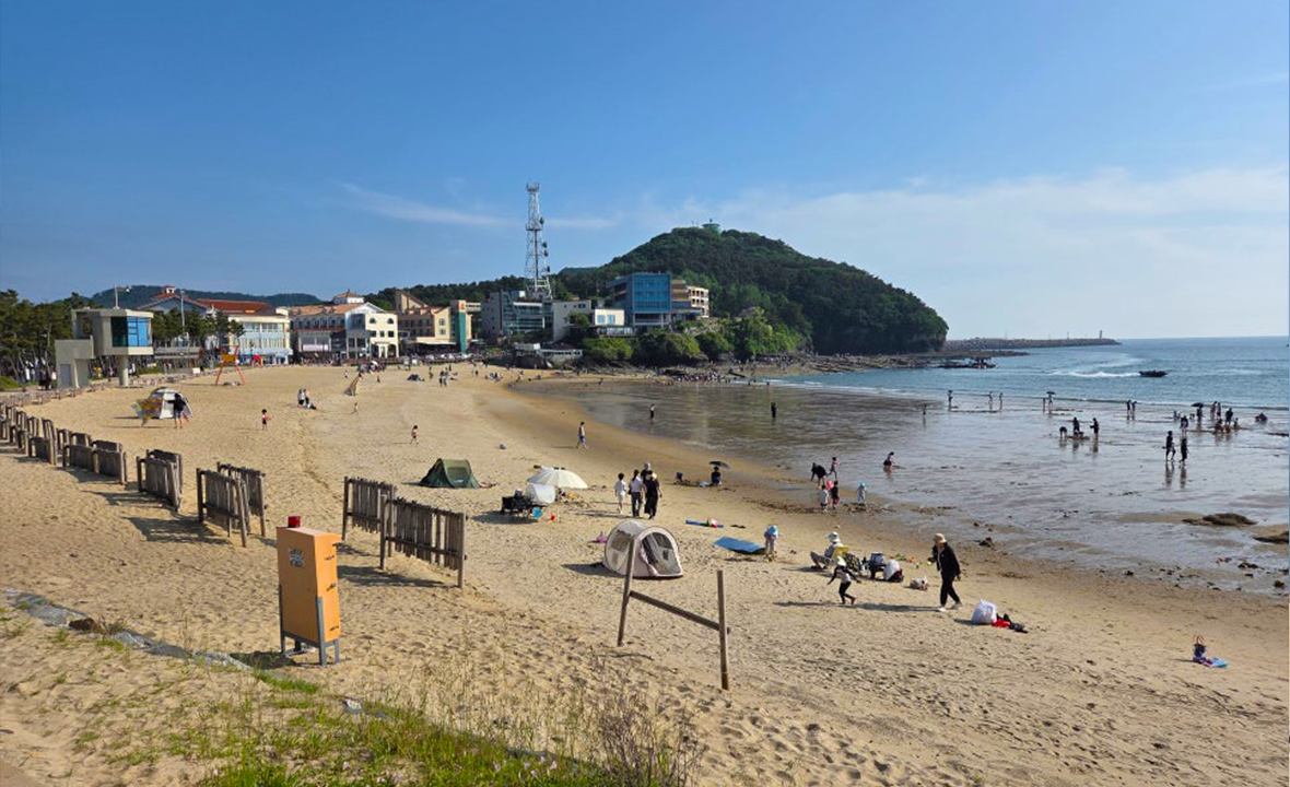 수성당 주변 산책길과 적벽강 해안 풍경을 함께 담은 모습입니다.