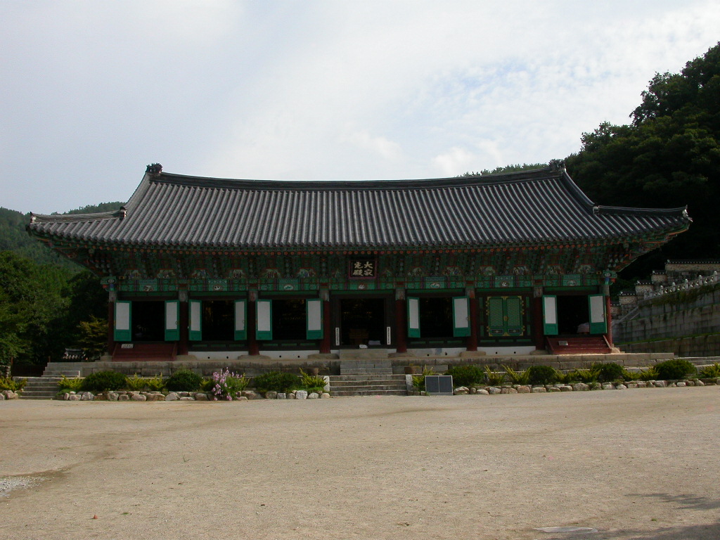 금산사 경내의 전각과 석조 유물을 담은 사진입니다.