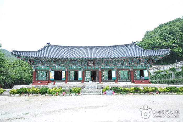 금산사 미륵전의 높은 목조 외관을 보여주는 사진입니다.
