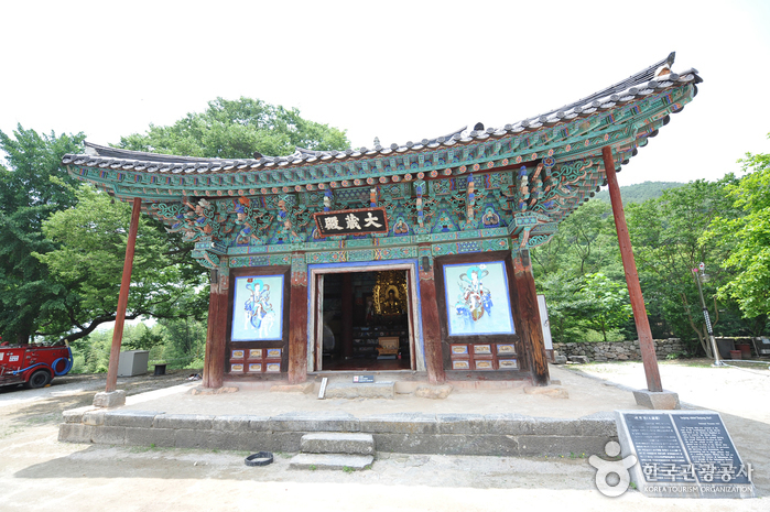 금산사 오층석탑과 경내 석조 문화유산을 보여주는 사진입니다.