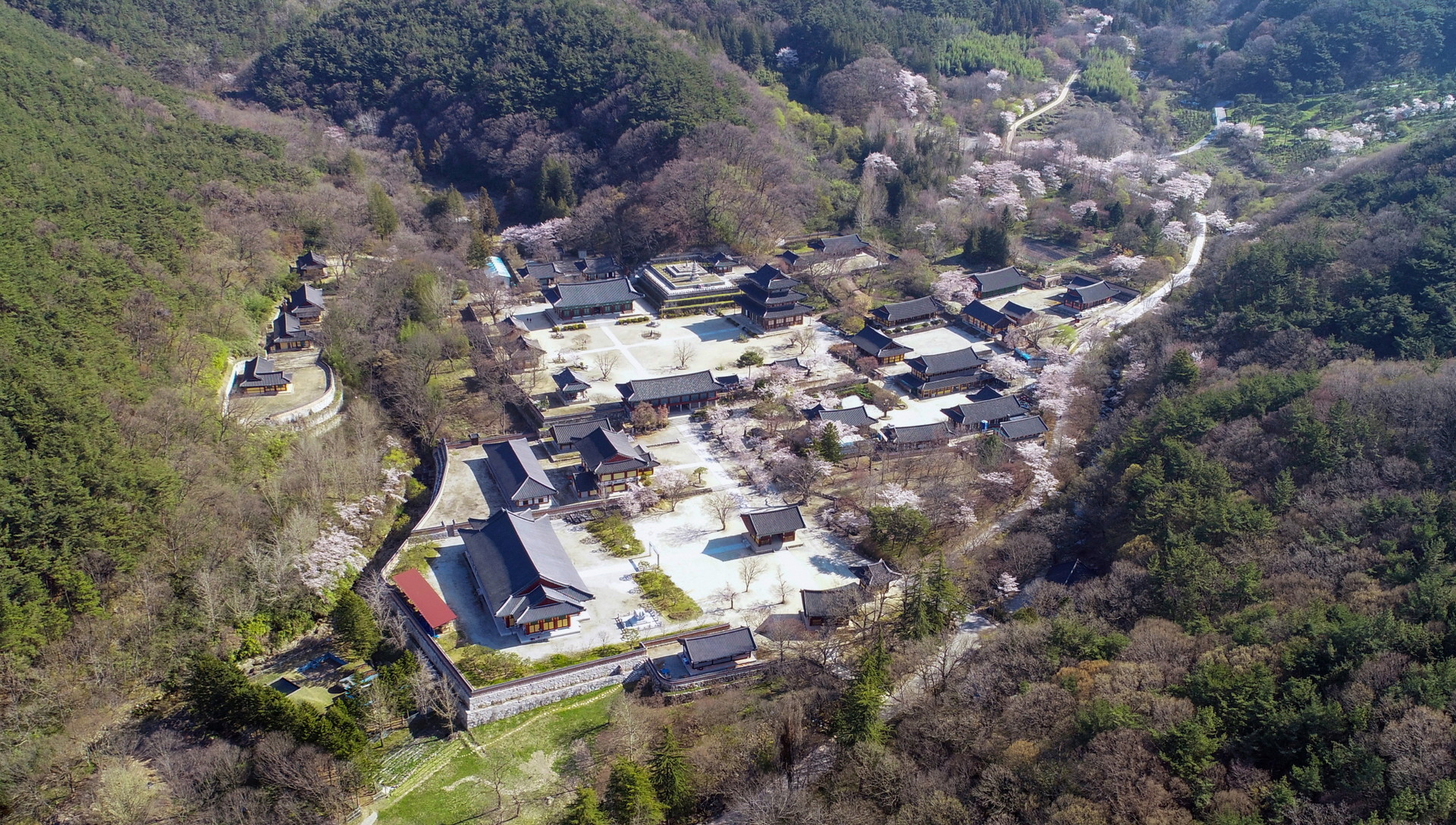 금산사 템플스테이와 사찰 생활을 연상시키는 경내 공간입니다.