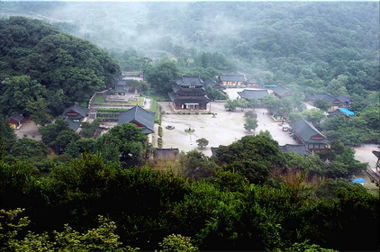 김제 금산사의 전통 사찰 배치와 주요 전각을 보여주는 사진입니다.