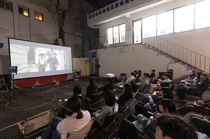 전주국제영화제의 포스터 전시와 거리 행사를 보여주는 사진입니다.