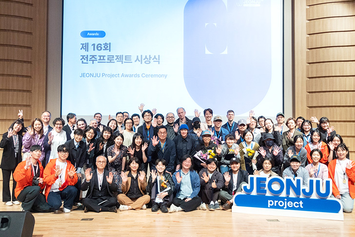 전주국제영화제 현장 매표와 상영관 안내를 보여주는 사진입니다.