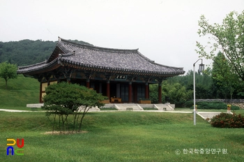 남원 만인의총 안에 있는 충렬사의 정측면 모습입니다.