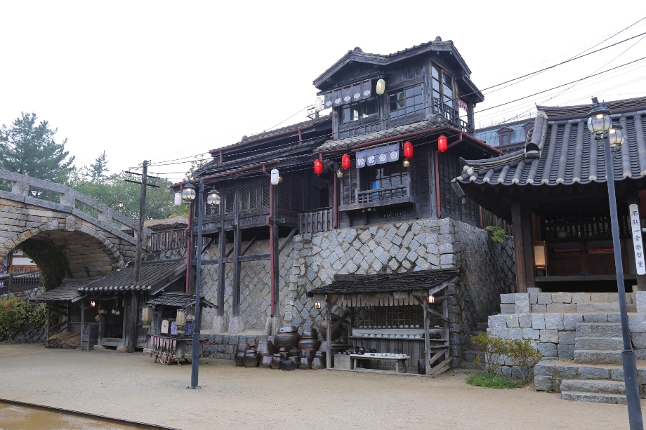 개화기 분위기를 살린 선샤인스튜디오 거리의 세부 장면입니다.