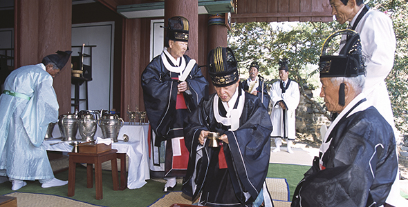 돈암서원의 강학 공간과 전통 건축 요소를 보여 주는 사진입니다.