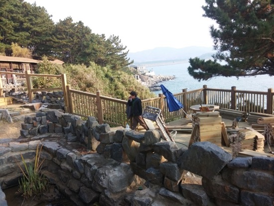 남포방조제 끝에서 만나는 죽도 상화원의 2km 지붕 회랑
