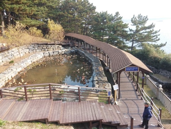 죽도 상화원을 두르는 지붕형 회랑입니다.