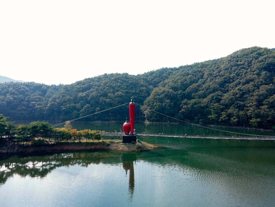 천장호 출렁다리 주변의 호수와 산책 공간입니다.