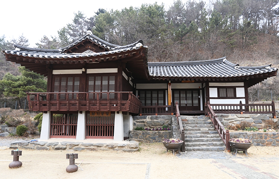 전통공방에서 이어지는 한산모시 제작 도구와 작업 모습을 담은 사진입니다.