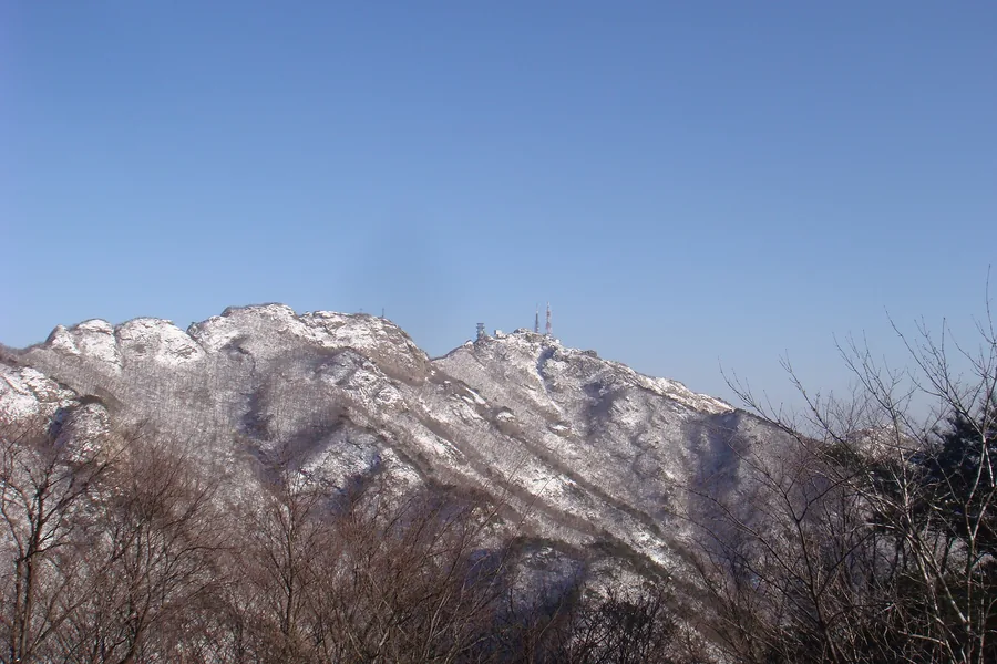 통신시설이 보이는 계룡산 천황봉 정상부 모습입니다.
