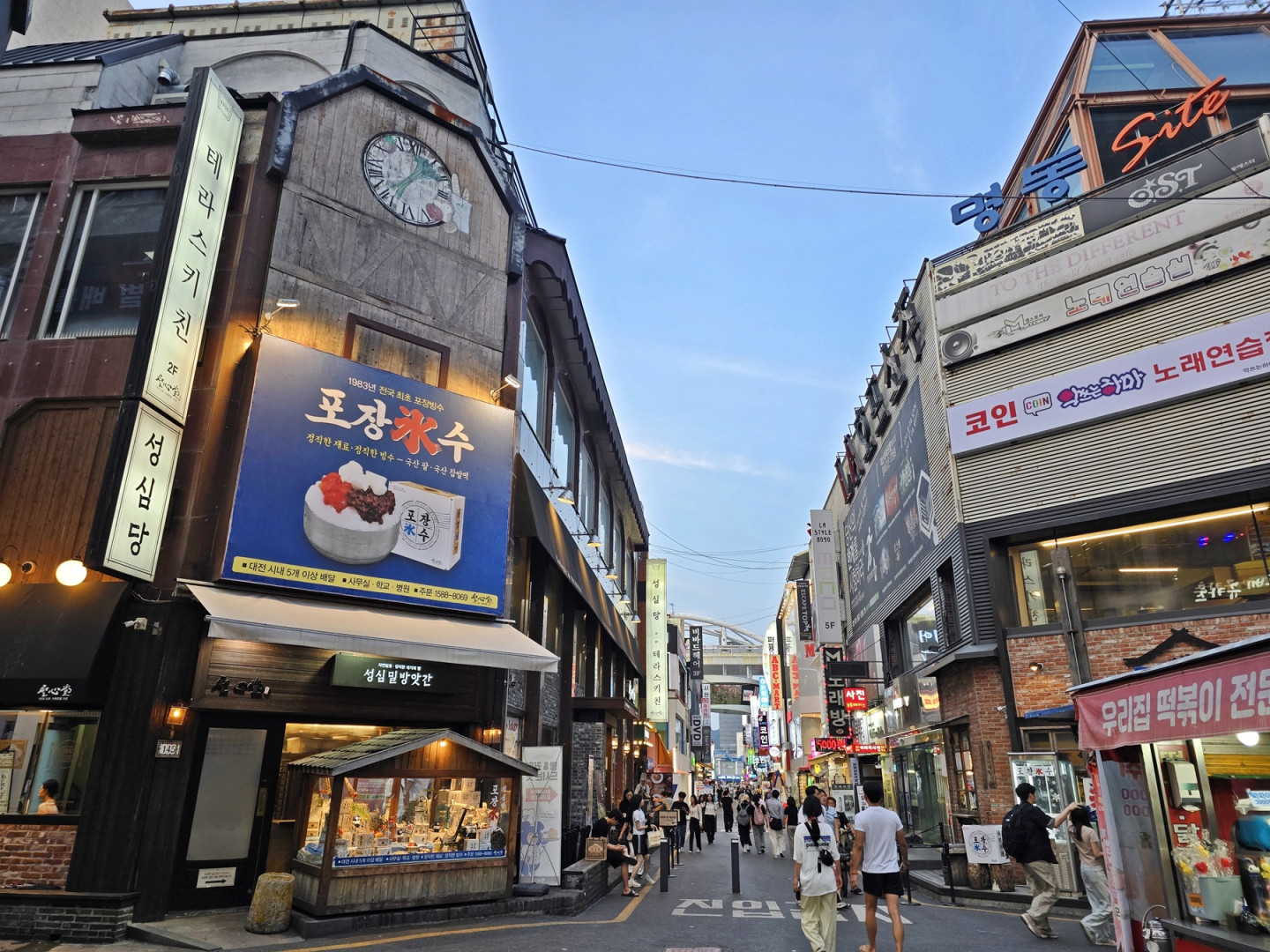 중앙로역과 연결된 대전 원도심 상업권의 모습입니다.