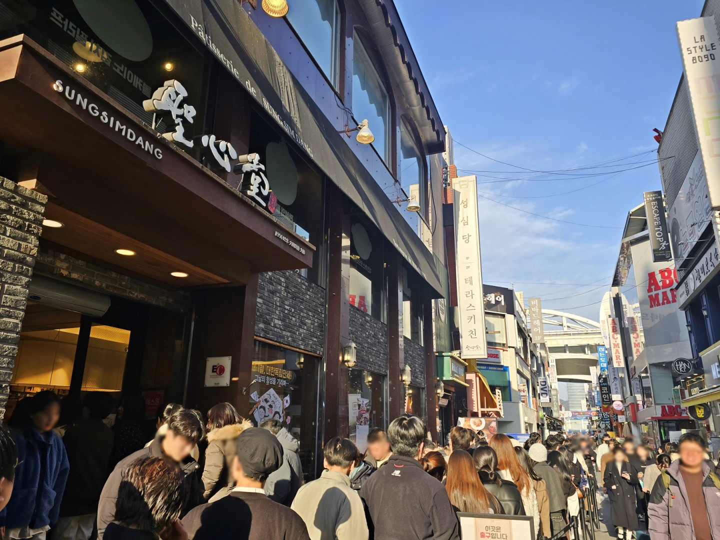 대전 중앙로 주변에서 지하상가로 이어지는 이동 공간입니다.