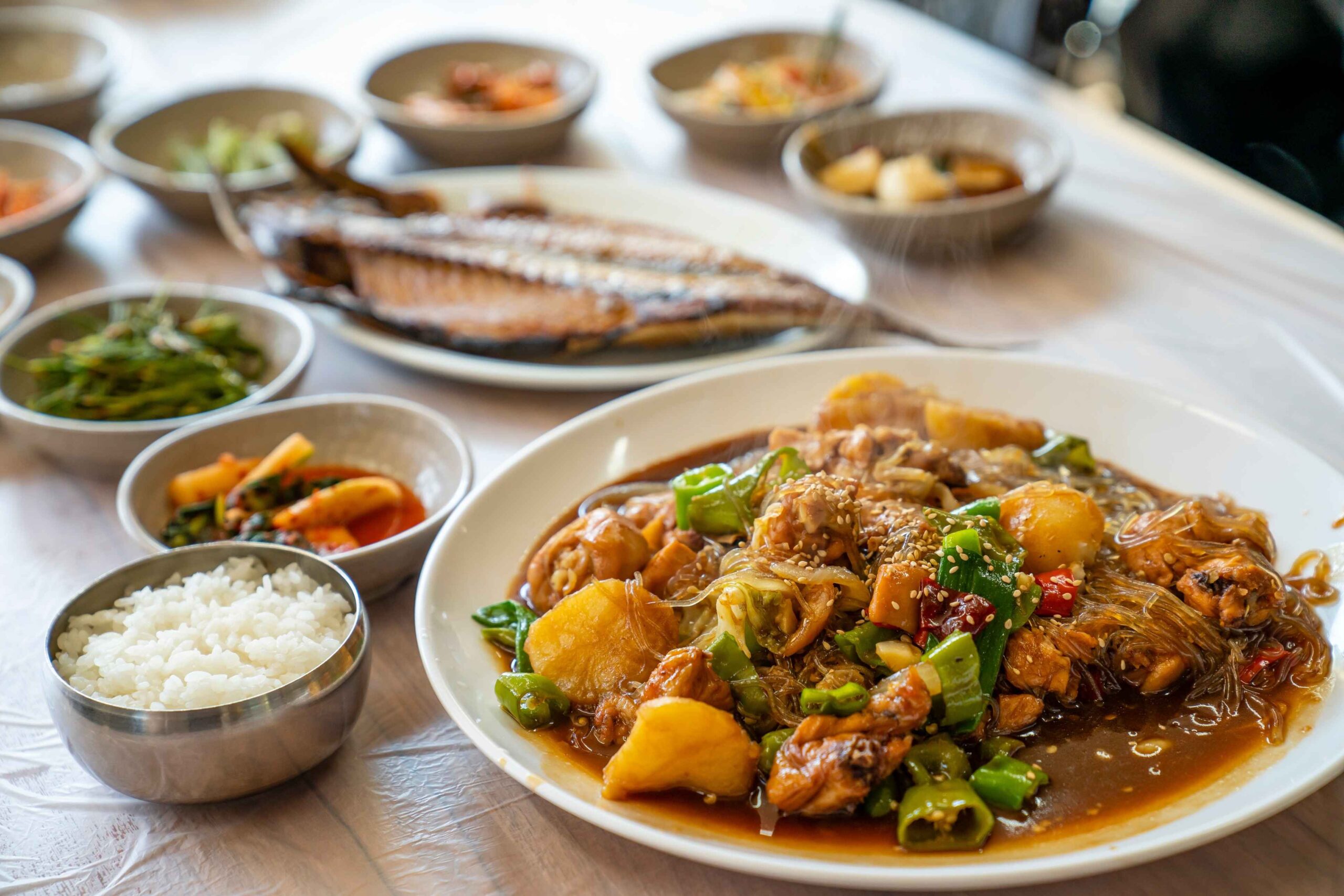 안동찜닭과 당면, 채소가 담긴 식탁입니다.
