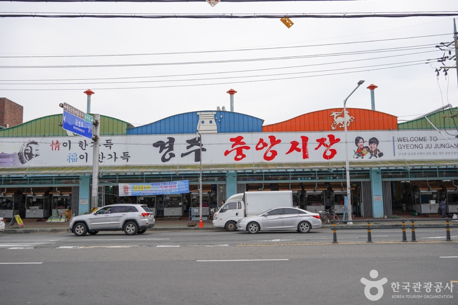 경주 중앙시장에서 판매되는 먹거리와 상점 풍경입니다.