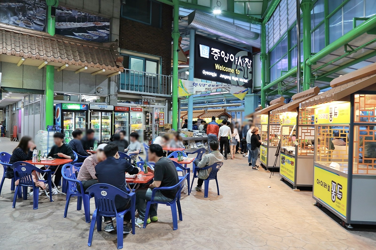 경주 중앙시장 야시장에서 음식을 먹는 공간입니다.