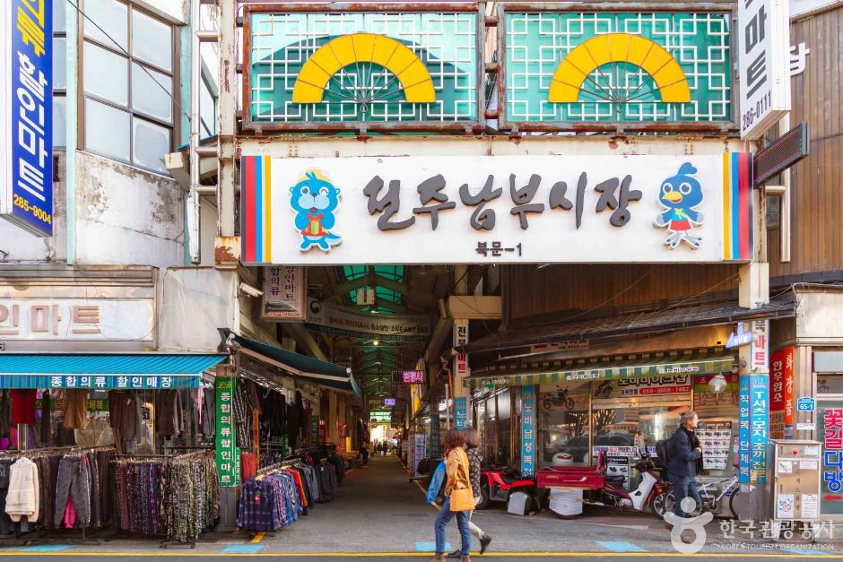 전주 남부시장 실내 통로에 상점들이 이어진 모습입니다.