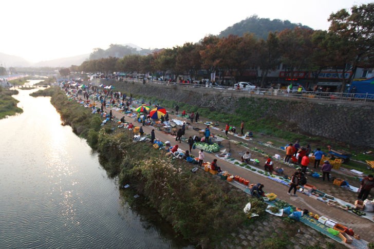 전주 남부시장 상점가의 낮 시간대 모습입니다.