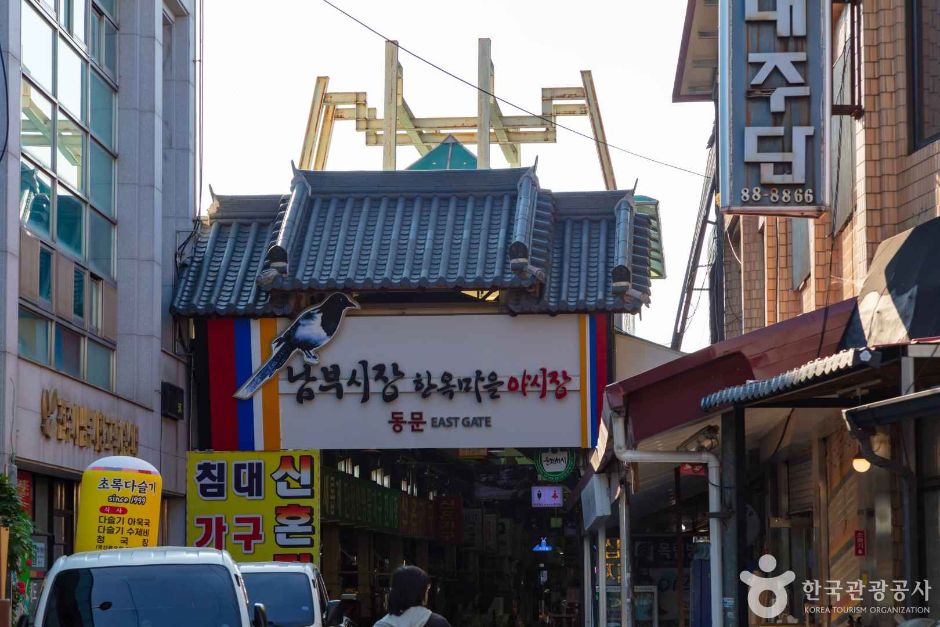 전주 남부시장에서 판매되는 시장 먹거리와 상점 풍경입니다.