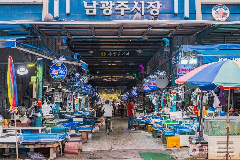 남광주역과 가까운 남광주시장 주변의 거리 풍경입니다.