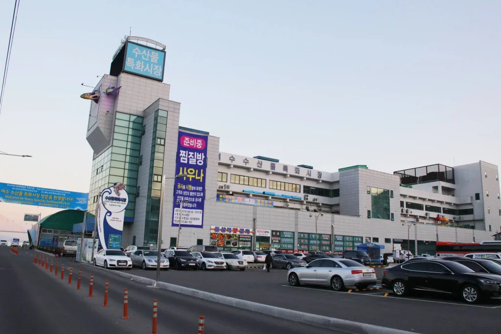 수산물이 진열된 여수수산물특화시장 내부 모습입니다.