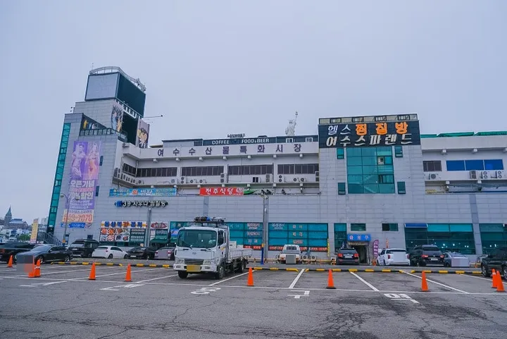 시장 안에서 수산물을 골라 식사로 즐기는 공간의 모습입니다.
