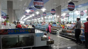 여수수산물특화시장 주차 공간과 차량 접근 구역의 모습입니다.