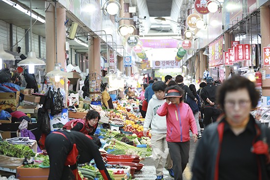 목포동부시장 점포 앞에 상품이 진열된 모습입니다.