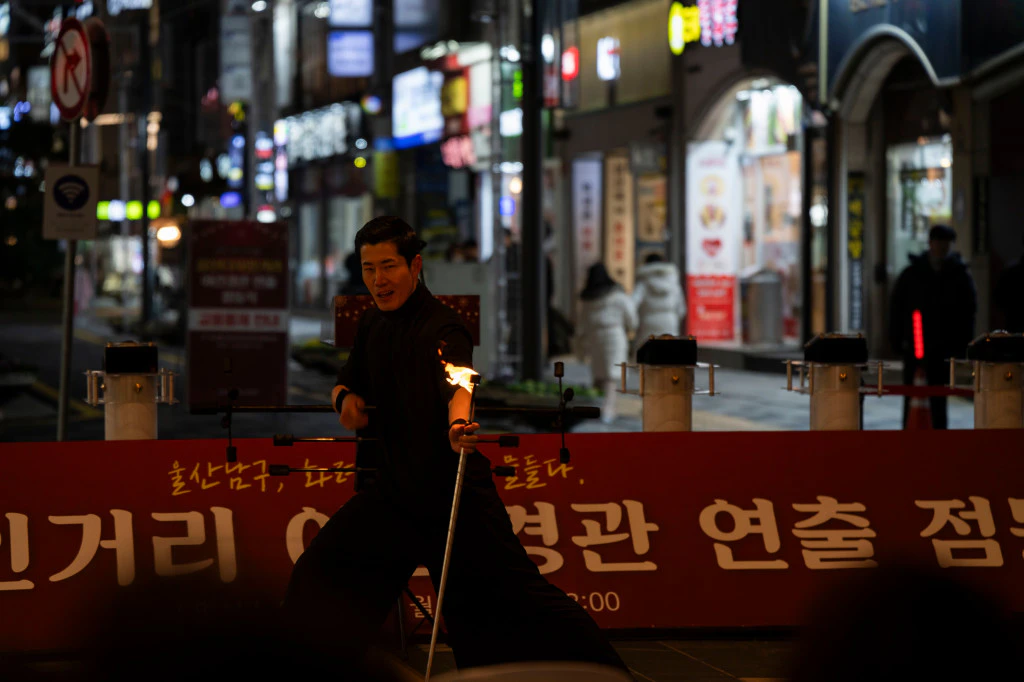 삼산디자인거리의 야간 경관조명과 가로 시설을 보여주는 사진입니다.