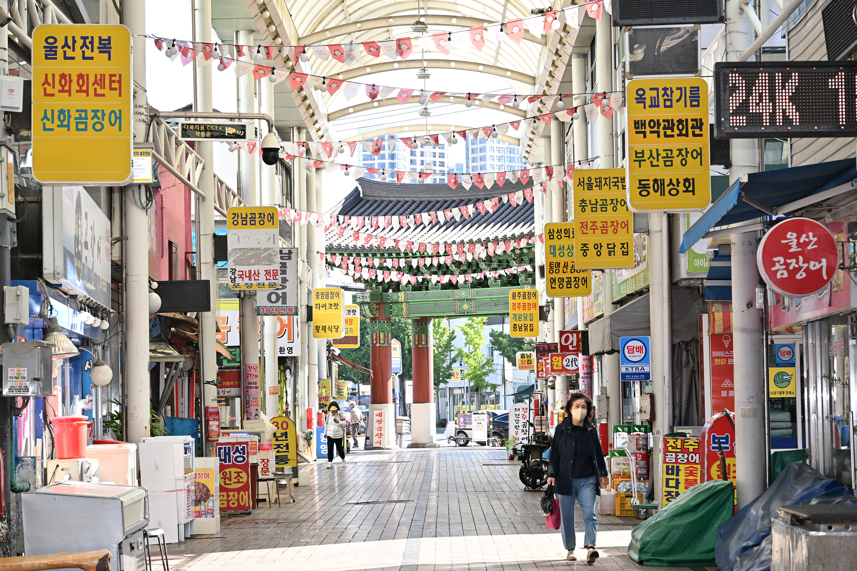 울산중앙전통시장 곰장어골목의 상점가 모습입니다.