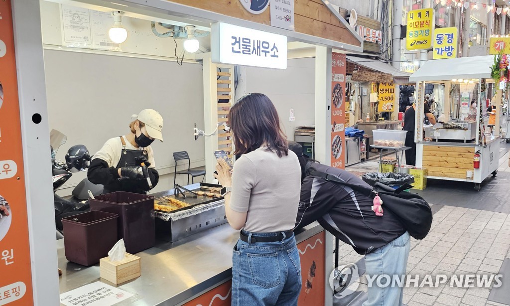 울산큰애기 청년야시장 판매 공간입니다.