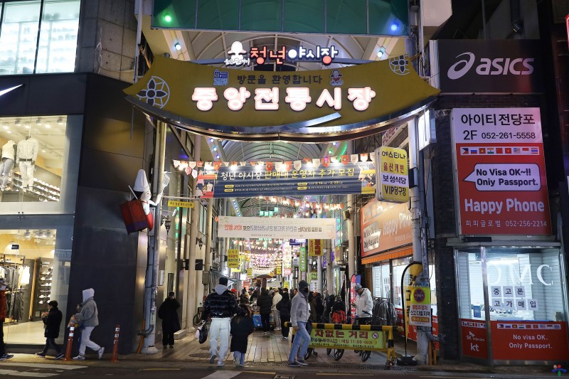 야시장 이용객을 위한 쉼터 내부 모습입니다.