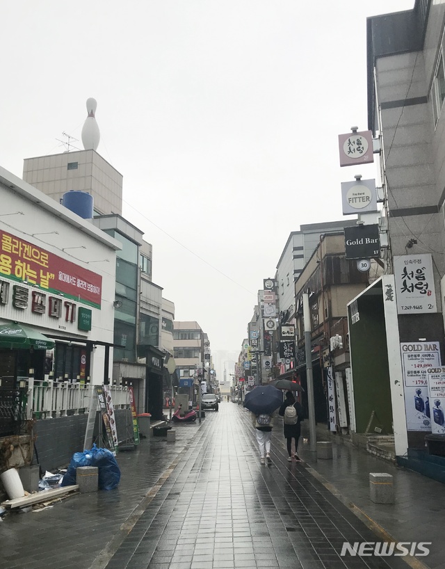 2020년 2월 비가 내린 오전의 바보사거리 디자인거리 모습입니다.