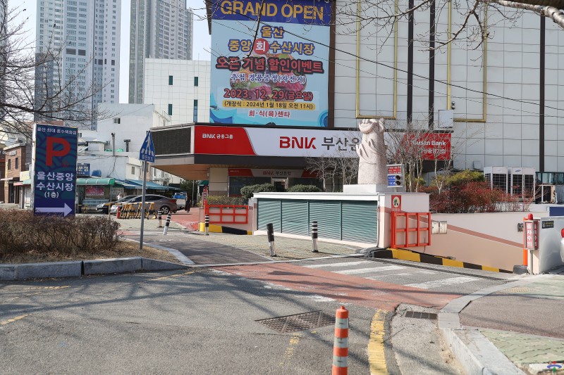 횟집 부스가 이어진 울산중앙수산시장 내부 모습입니다.