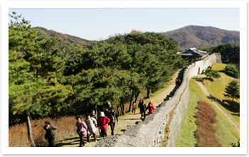 상당산성 석축과 성문 주변의 모습을 보여주는 사진입니다.