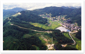 상당산성 남문과 접근로의 모습을 보여주는 사진입니다.