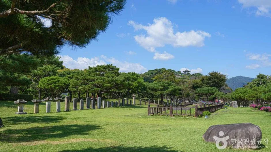 청풍문화재단지와 청풍호 주변의 여행 풍경을 보여주는 사진입니다.