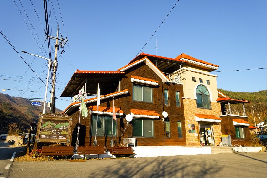 말티재 전망대 건물과 조망 공간을 담은 사진입니다.